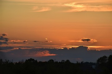 Chmury w  zachodzącym słońcu