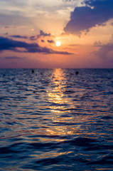 Obraz premium Amazing sea sunset, the sun, waves, clouds