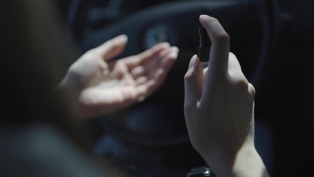 H&auml;nde reiben sauber machen, einspr&uuml;hen - H&auml;ndedesinfektion - Bakterien und Viren abt&ouml;ten Desinfektionsmittel desinfizieren 
