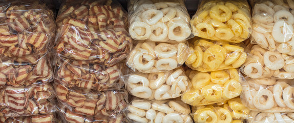 Fundo com biscoitos de polvilho e salgados
