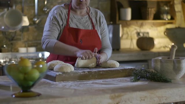 
Casalinga prepara il pane, la pizza fatta in casa su tagliere in legno 