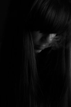Chica cara humo vapeador fumar
