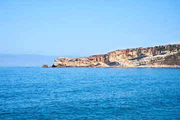 Fototapeta na wymiar Cliff at the end of the beach of nazaré