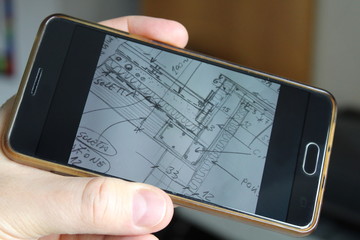 Architetto al lavoro con l'aiuto della tecnologia - business