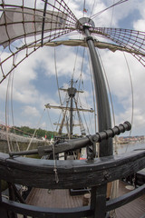 Barco nao gale&oacute;n ca&ntilde;&oacute;n velas atracado