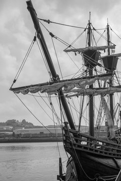 Barco nao gale&oacute;n atracado puerto