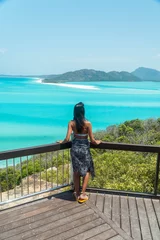 Photo sur Plexiglas Whitehaven Beach, île de Whitsundays, Australie Woman Tourist at beach ocean view,. Whitehaven Whitsundays. Turquoise ocean, white sand. Dramatic DRONE view from above. Travel, holiday, vacation, paradise. Shot in Hill Inlet, Queenstown, Australia.