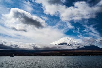 富士山と雄大な空（山中湖から撮影）