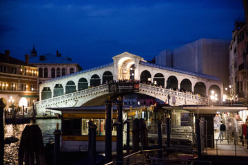 Rialto-Brücke bei Nacht