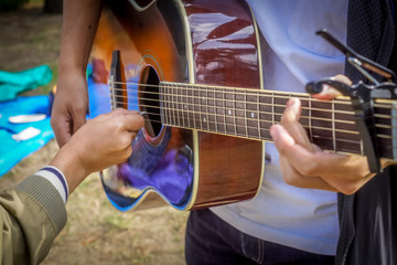 ギターを弾く人イメージ