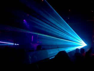 niebieski laser © DP.REPORT