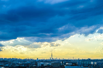 夕暮れに包まれる東京スカイツリーと東京の街並み