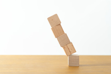 積み木　崩れる