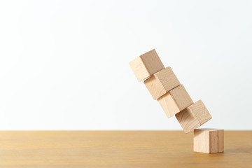 積み木　崩れる