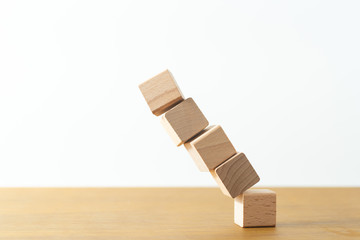 積み木　崩れる