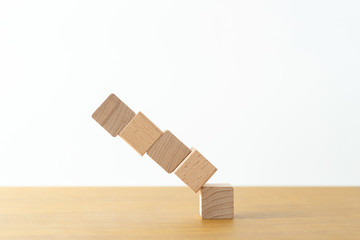 積み木　崩れる