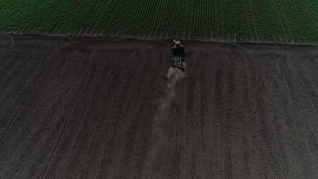 Tractor en arando la tierra