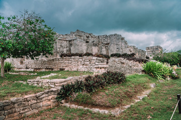 Fototapeta na wymiar Ruins of Tulum on the Caribbean coast.