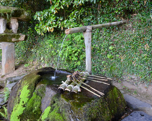 石と竹の手水舎、出雲の神魂神社