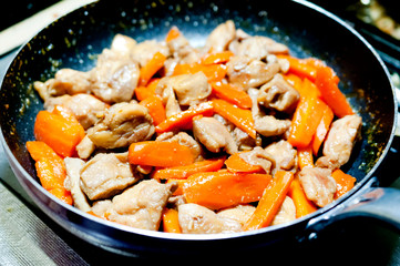鶏肉と人参の炒め煮（調理中）