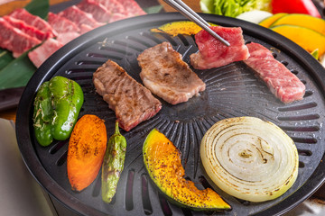 和牛で焼肉　Japanese style luxury grilled beef