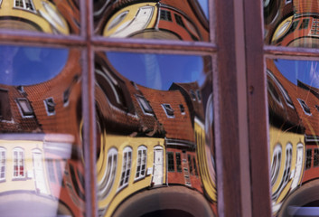 窓ガラスに写るオーデンセの家
