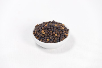 Fototapeta na wymiar black pepper in white bowl on white canvas background