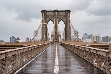 Brooklyn Brücke. Verregneter Blick auf die Brooklyn-Brücke. Nahaufnahme der Brooklyn-Brücke. Regnerischer Tag an der Brooklyn Bridge.