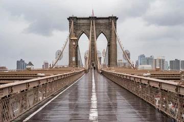 Photo sur Aluminium Brooklyn Bridge Le pont de Brooklyn. Vue sur le pont de Brooklyn pluvieux. Vue rapprochée du pont de Brooklyn. Jour de pluie au pont de Brooklyn.