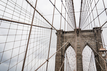 Le pont de Brooklyn. Vue pluvieuse sur le pont de Brooklyn. Vue rapprochée du pont de Brooklyn. Jour de pluie au pont de Brooklyn.