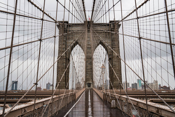 Brooklyn Bridge. Regenachtige Brooklyn bridge-weergave. Brooklyn bridge close-up bekijken. Regenachtige dag bij Brooklyn bridge.