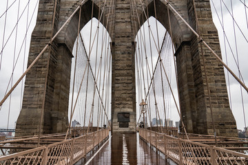 Obraz premium Brooklyn bridge. Rainy Brooklyn bridge view. Brooklyn bridge close up view. Rainy day at Brooklyn bridge. 