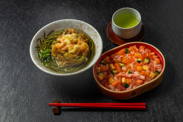 ちらし寿司　Chirashizushi is a type of sushi
