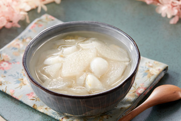 Chinese traditional dessert, pear lily syrup