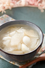 Chinese traditional dessert, pear lily syrup