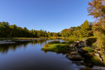 Fototapeta na wymiar lake in autumn