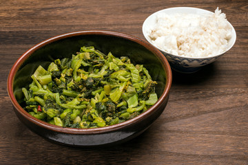 ご飯をバックに皿に入った高菜の漬物