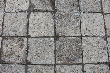 正方形の石材を並べた石畳