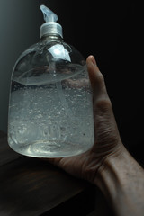 pote de alcohol en gel en la mano covid19