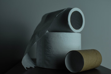 papel de baño apilado gastado usado vacio lleno, apilado 3 rollo 