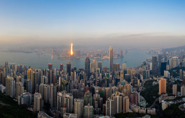 Naklejka premium Hong Kong Cityscape Panoramiczny we mgle