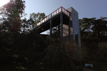 Fototapeta premium 公園の橋とエレベーター