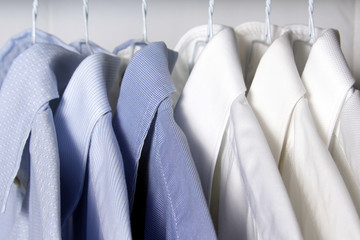 camisas lavadas y planchadas  en la tintorer&iacute;a

