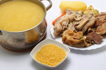 olla de sopa con sus ingredientes