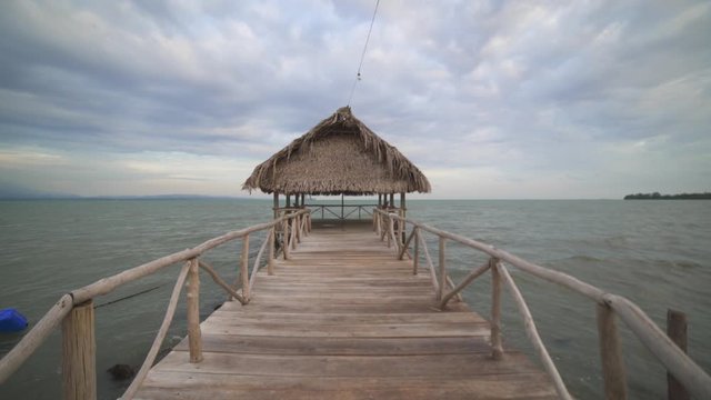 Desde el muelle apreciando la corriente apacible