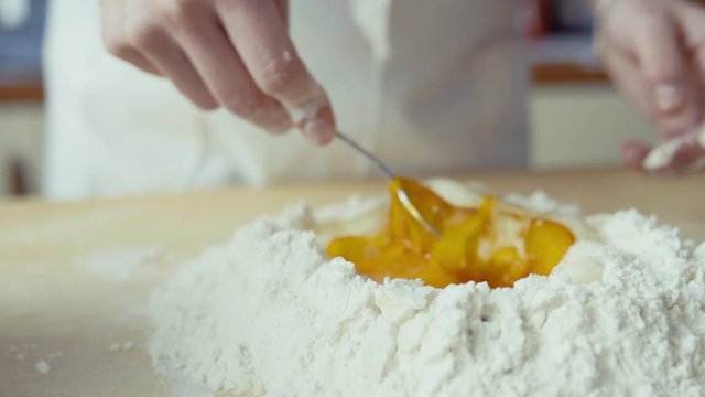 Fasi di preparazione della pasta italiana con uova e farina 