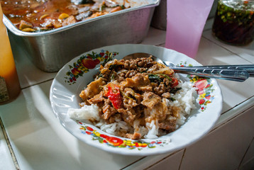 タイのローカルで定番の【おかず乗せごはん】