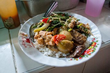 タイのローカルで定番の【おかず乗せごはん】