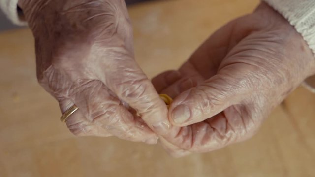 Fasi di preparazione della pasta italiana con uova e farina 