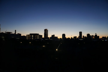 夕焼けに映るビルのシルエット　大阪の都市風景